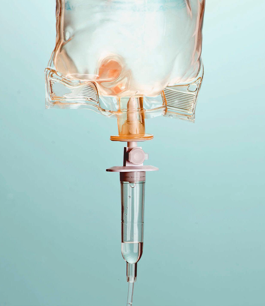 Immunity IV Drip, featuring high-dose vitamin C, selenium, and zinc to strengthen immune defenses and support overall health. المحلول الوريدي لتقوية الجهاز المناعي