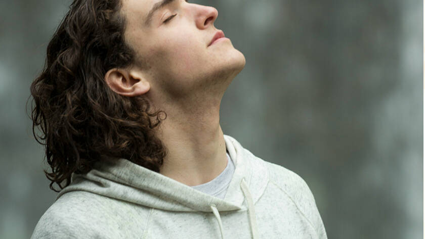 Myers’ Cocktail IV Drip, a nutrient-rich infusion designed to support a healthy immune system with essential vitamins and minerals. شاب سعيد من نتائج كوكتيل مايرزمن عايدة إفكت دوكتورز