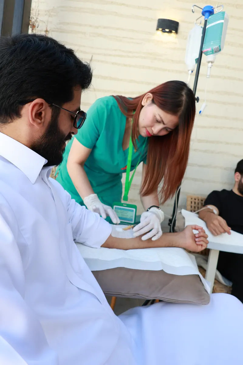 ممرضة تجهّز ذراع العميل قبل العلاج