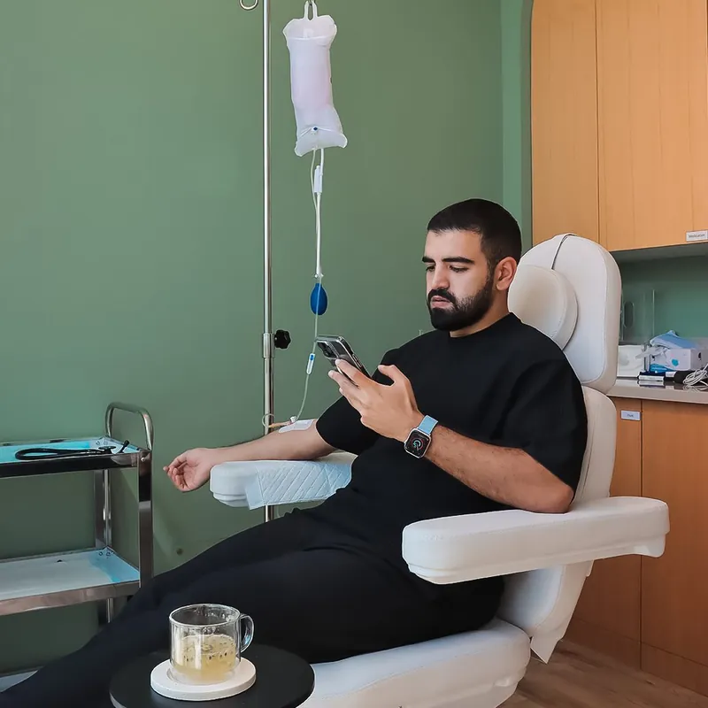 عميل يستريح أثناء جلسة محلول وريدي