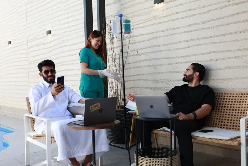 ممرضة تشرف على محاليل وريدية لعميلين